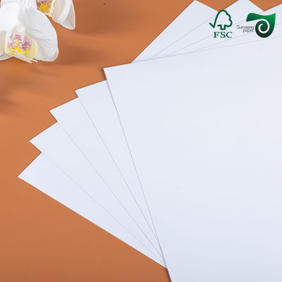 135GSM 200GSM Kunstpapierblätter Glanzbeschichtet A4 A3 Digitales Laserdruck FSC