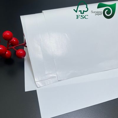 310 gm 330 gm Glanz schwarzer Kern C2S beschichtetes Papier FSC zum Spielen von Cardstock-Pokerkarten